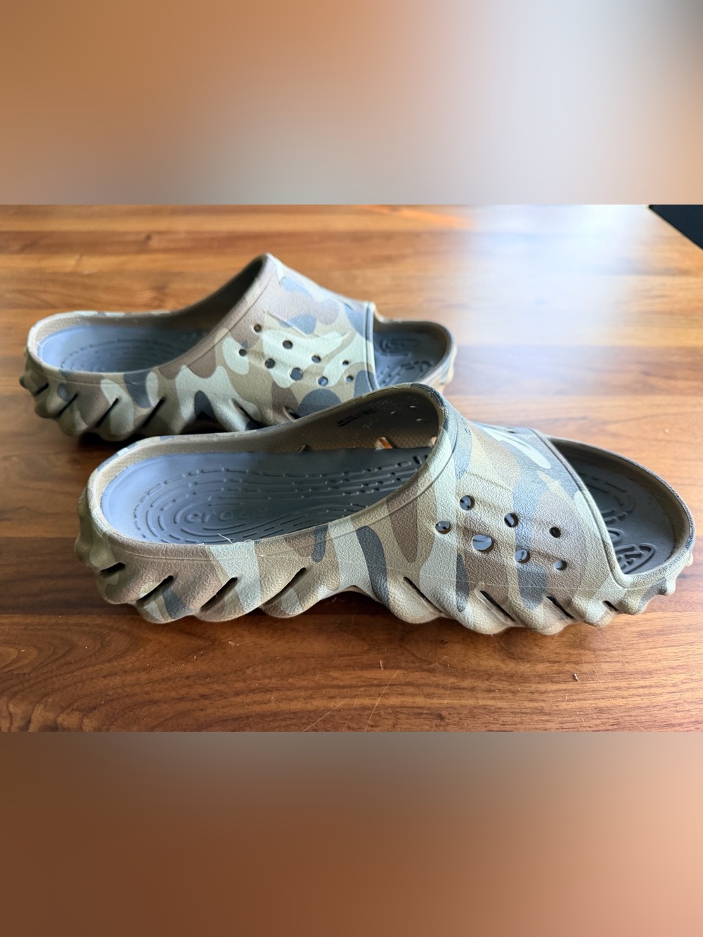 CROCS Echo Slide in Green Camo - unisex size W9/M7